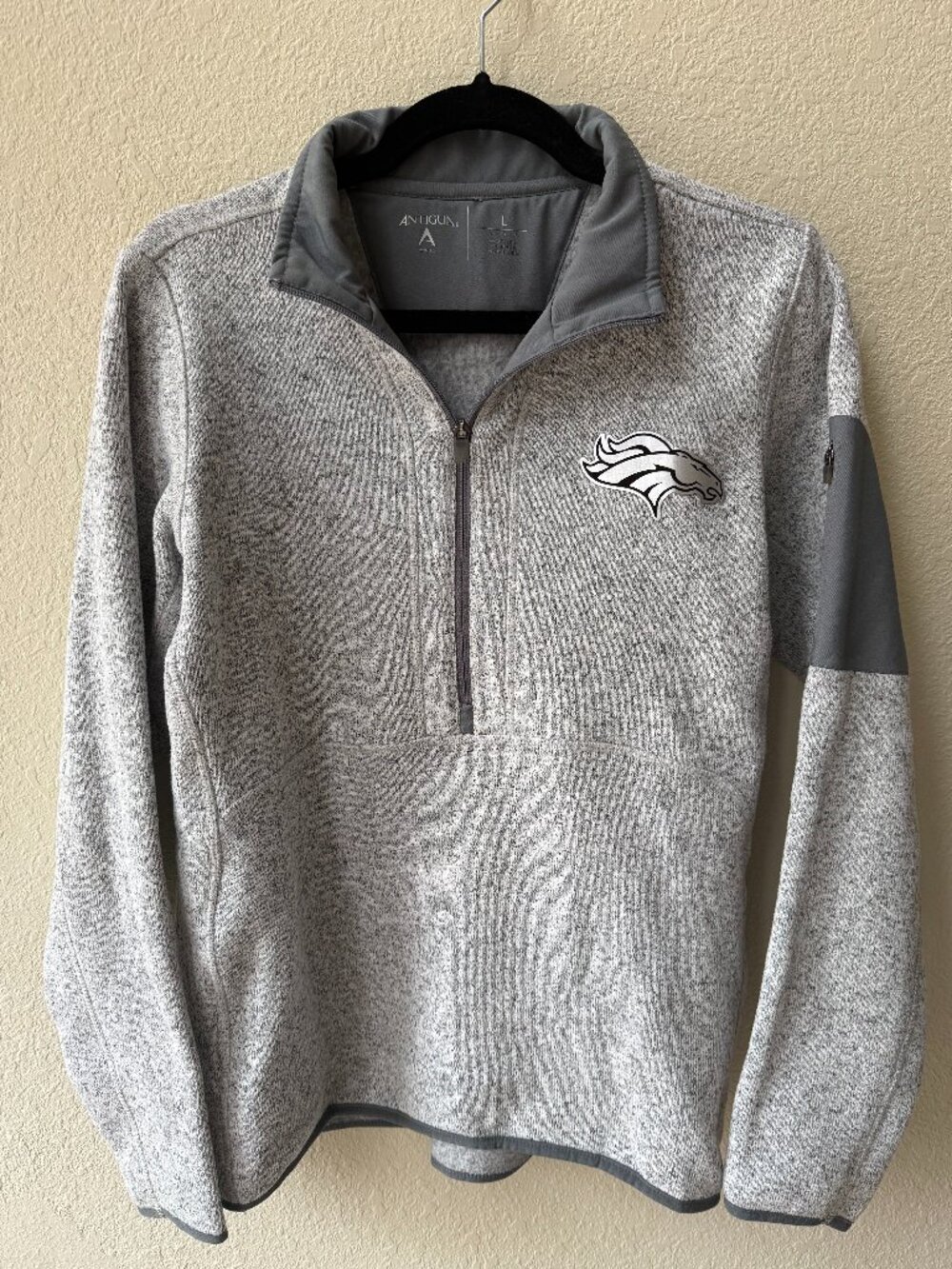 Broncos Antigua size L grey pullover